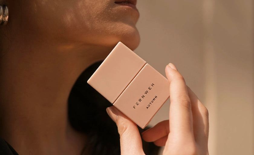 Autumn wraps you in the sweetness of vanilla and ripe fruits, like a cozy autumn afternoon.